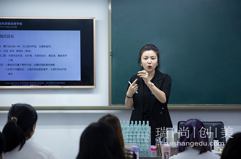 为什么新手小白学习美甲后可以快速创业？学习美甲需要注意哪些事情？