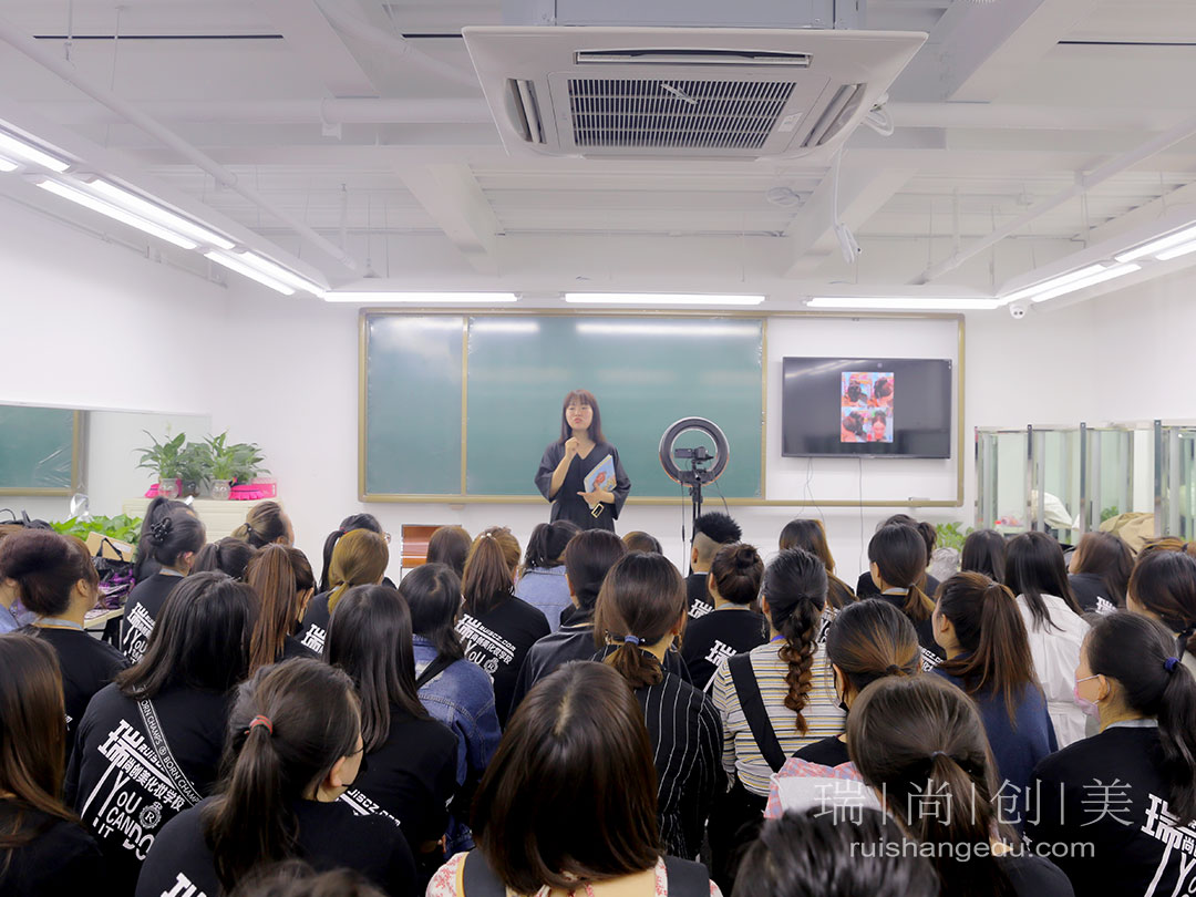 这样选择化妆培训学校一定不错，学会了吗？