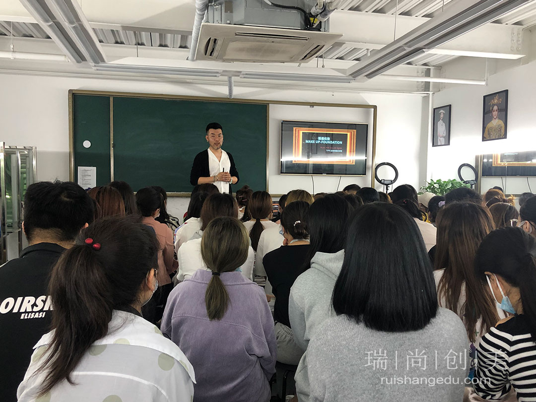 这样选择化妆培训学校一定不错，学会了吗？